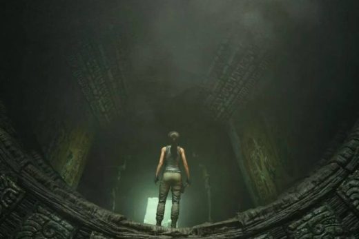 Une silhouette explore un temple ancien, face à une porte illuminée, ambiance mystère façon escape game.