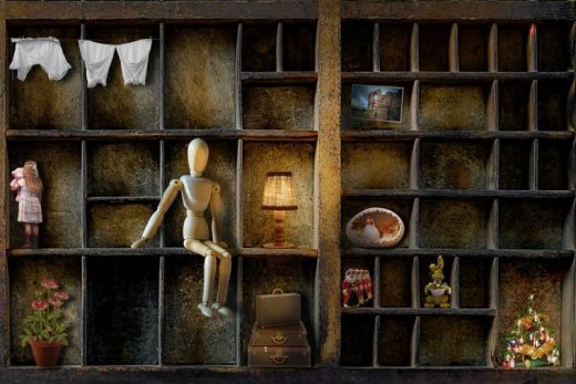 Mannequin en bois sur étagère, objets variés, ambiance immersive et fait maison depuis 2016.