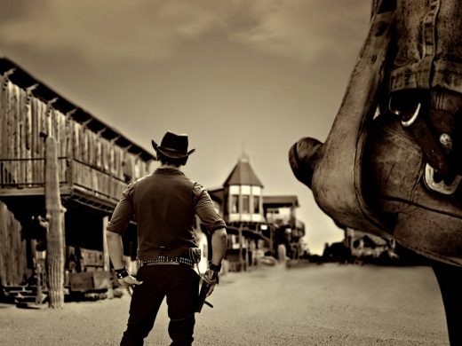 Deux cowboys dans une rue déserte, prêts pour un duel façon Western, ambiance 100% immersive.