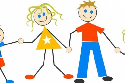 Illustration famille 4 personnes, deux adultes, deux enfants souriants, style dessin simple sur fond blanc.