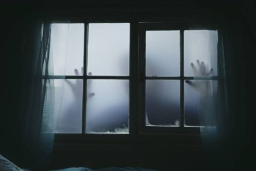 Silhouette mystérieuse derrière une vitre givrée, ambiance escape game Laeris Toulon immersive et intrigante.
